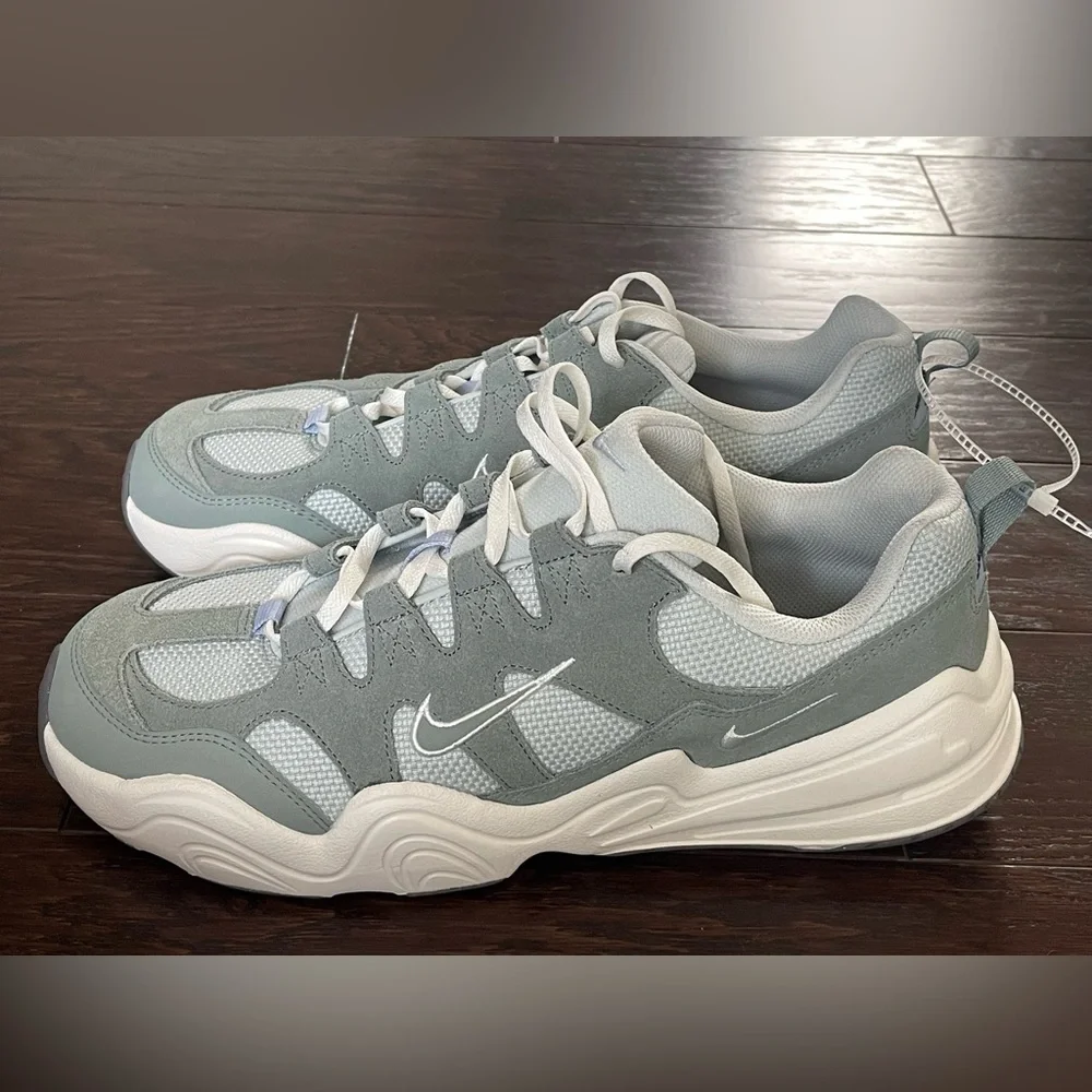 Women's Nike Casual Tech Hera DR9761-001 Light/Silver-Mica/Green Size 14.5